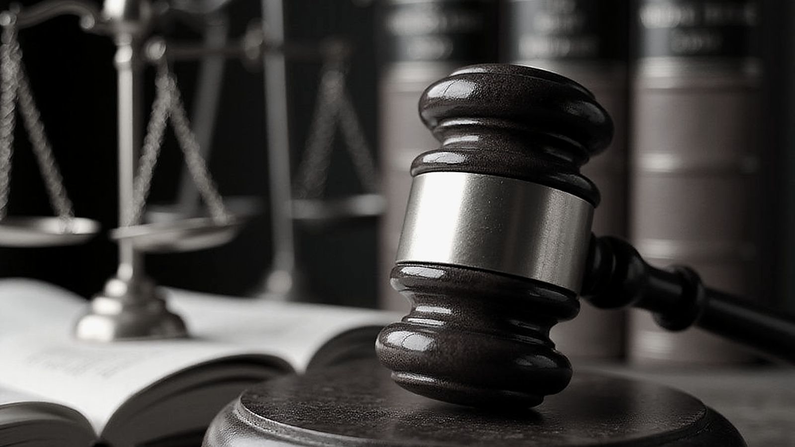 Balanza de la justicia y mazo sobre libros de derecho